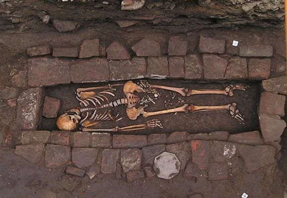 Femeia din perioada medievală care a născut în mormânt.