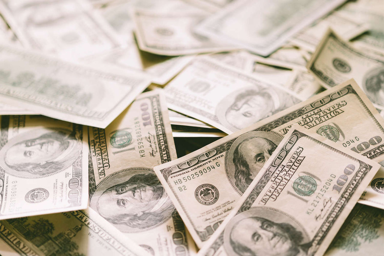 O mulțime de bancnote false de 100 de dolari, furate din casa unei scriitoare din SUA.