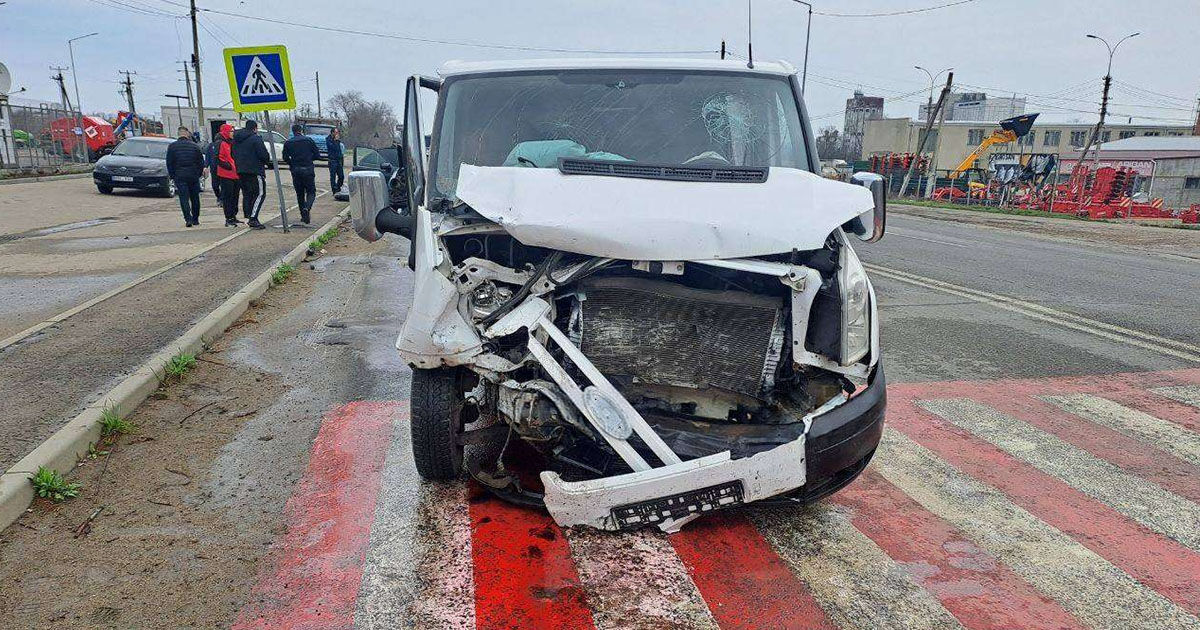 Accident la Comrat: Două persoane, transportate la spital.
