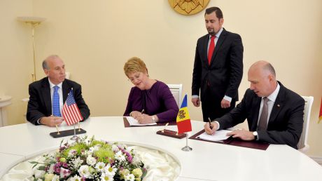 Guvernul SUA oferă 27 de milioane de dolari pentru dezvoltarea democraţiei şi economiei în Moldova. Foto: US Embassy Pres