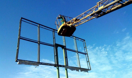 Столичные власти пообещали демонтировать все билборды без авторизации.