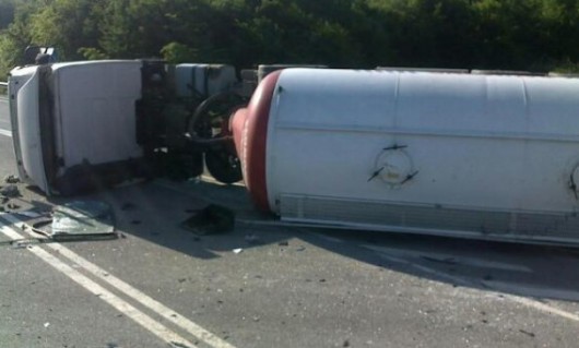 O cisternă care transporta 20 de tone de ulei de floarea soarelui s-a răsturnat pe un drum din județul Vaslui, România.