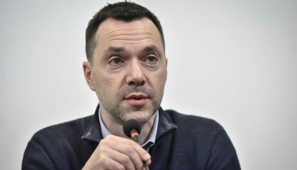 Арестович — о выезде за границу студентов и моряков: "Где брать людей?"