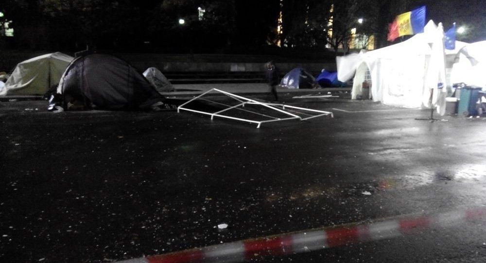 Непогода разметала в разные стороны палатки, установленные перед домом правительства.