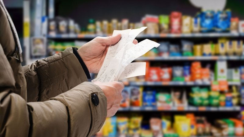 Românii strâng cureaua după creșterea semnificativă a prețurilor: Analizez de trei ori înainte să cumpăr.