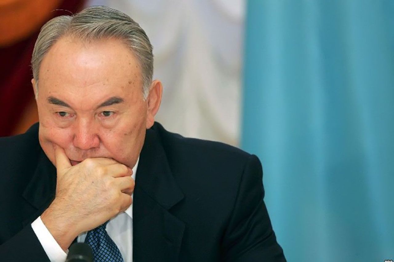 Назарбаев назвал причину девальвации тенге.