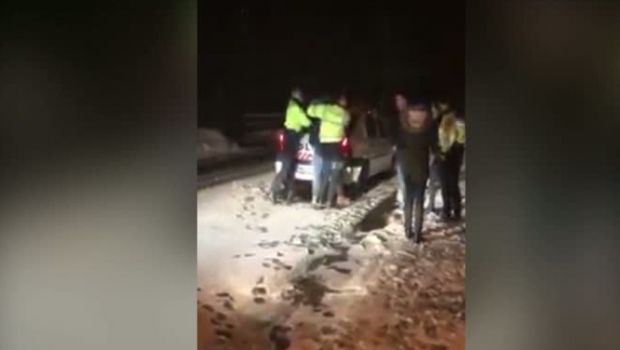 Scandal monstrul: Un şofer oprit de poliţişti a făcut un adevărat circ