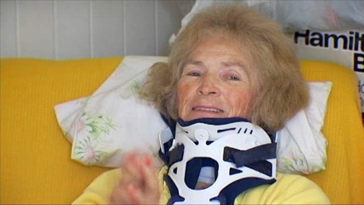 70-летняя Мэри Энн Франко упала у себя дома и повредила шею.