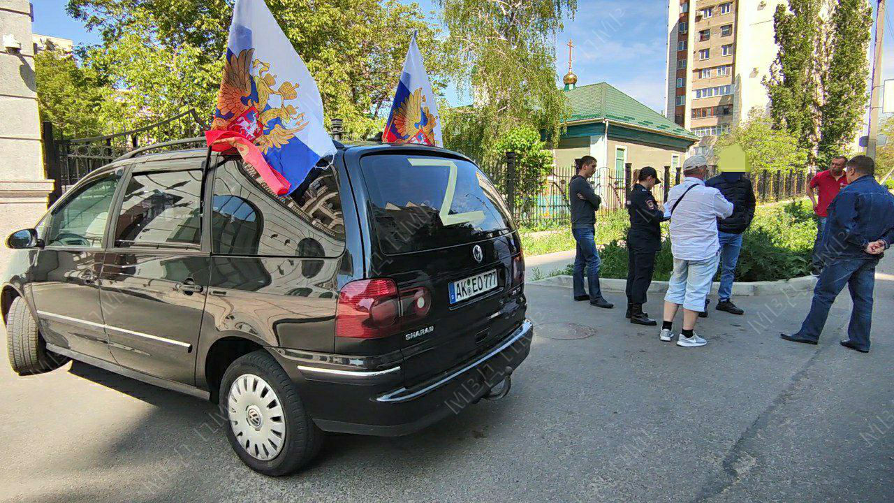 Российские флаги и буква Z на заднем стекле автомобиля стали поводом для драки в Тирасполе.