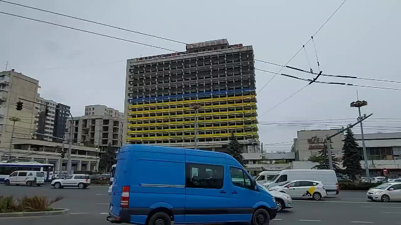 С крыши гостиницы National пыталась спрыгнуть 17-летняя девушка.