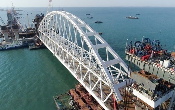По состоянию на утро пятницы более 140 судов ожидало прохода в Керченском проливе.