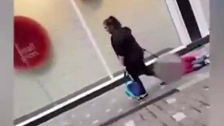 O mamă a fost surprinsă târându-și copilul pe stradă.