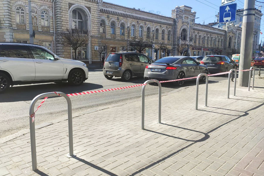 В Кишиневе устанавливают стойки для парковки велосипедов.