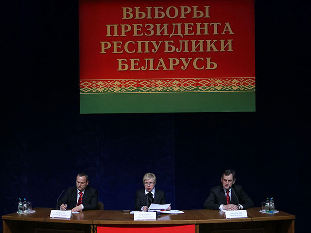 Глава ЦИК Белоруссии раскритиковала кандидата-женщину, которая не может быть "батькой".