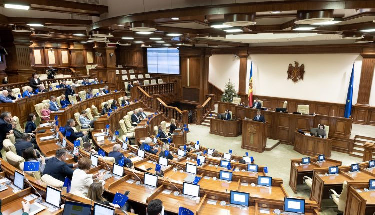БКС бойкотирует заседание молдавского парламента.