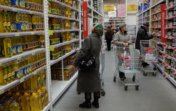 Украинцы вынуждены существенно экономить даже на основных продуктах питания.