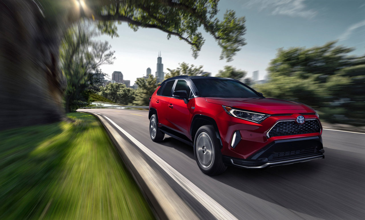 Toyota представила самый мощный и экономичный RAV4.