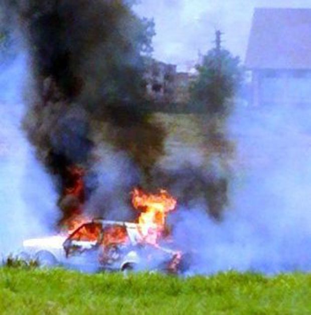 Și-a dat foc la mașină și a transmis totul live pe Facebook. Foto: libertatea.ro