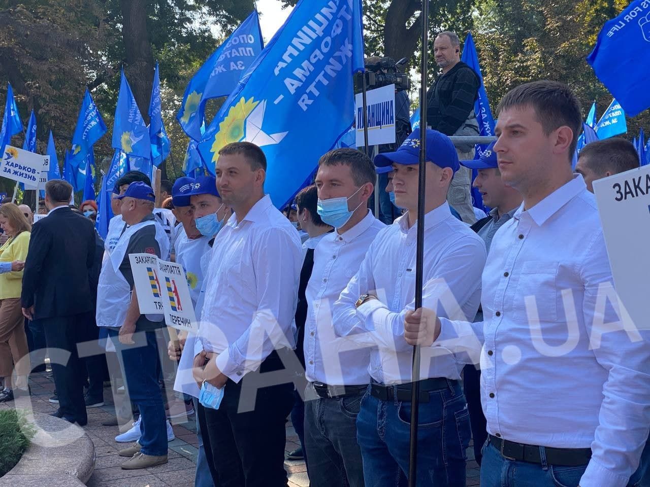 Украинская оппозиция вывела на протест к зданию Рады тысячи человек.