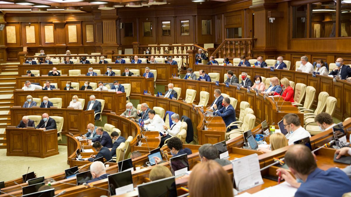 Выросло число обращений в парламент.