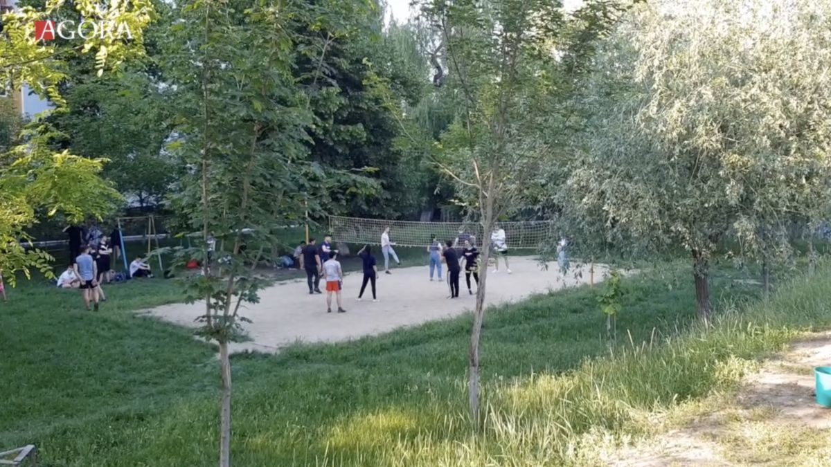 Люди заполонили спортивные площадки в парках, несмотря на запрет.