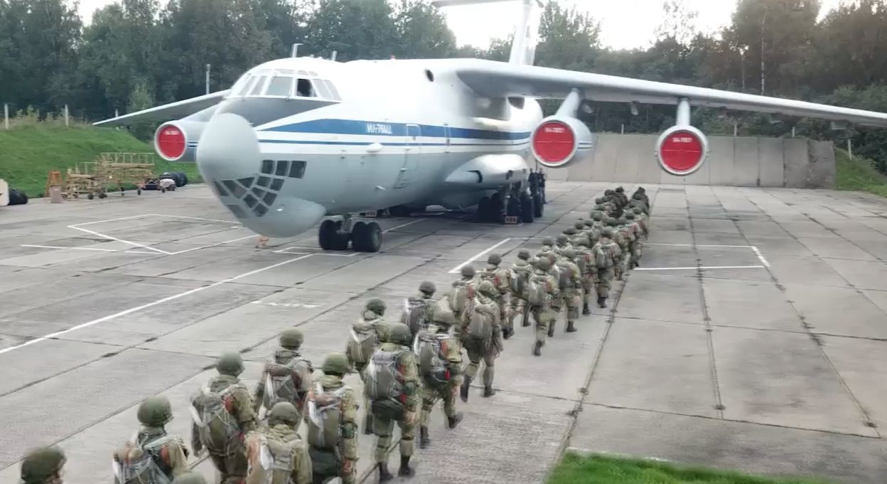 На учениях "Запад-2021" впервые провели массовое ночное десантирование.