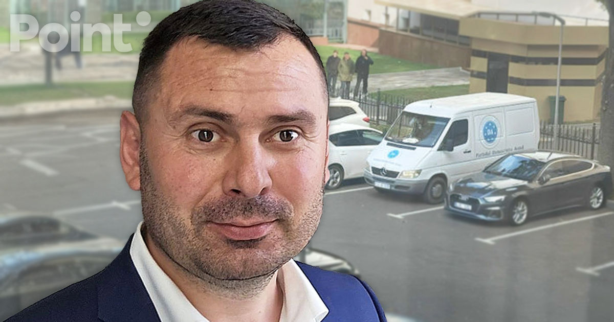 Costiuc a venit cu microbuzul la Parlament: A avut loc de parcare în Centru.
