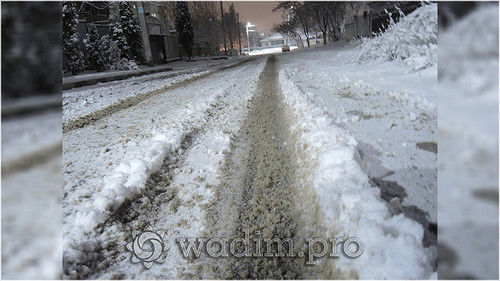 Водители жалуются на неочищенные дороги и затрудненное движение.