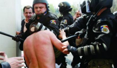 Poliţia a reţinut atunci peste 600 de demonstranţi; sute din ei au fost bătuţi în momentul reţinerii şi arestării şi în secţiile de poliţie supraaglomerate.