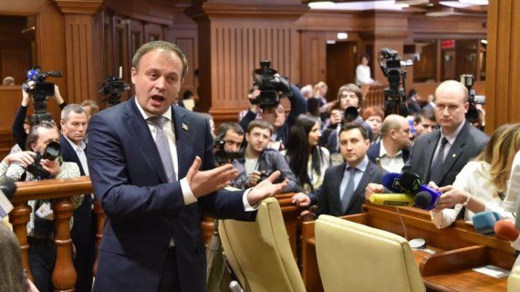 Позицию СМИ поддержали социалисты, коммунисты и либерал-демократы.