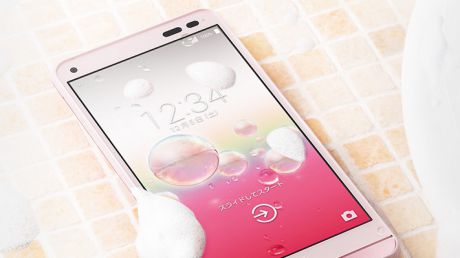 O companie japoneză a lansat primul smartphone care se spală cu apă și săpun