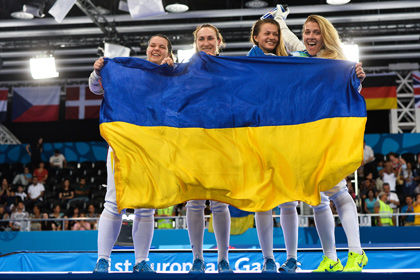 Команда Украины, завоевавшая золотые медали на соревнованиях командного первенства среди женщин по фехтованию. Фото:  РИА Новости