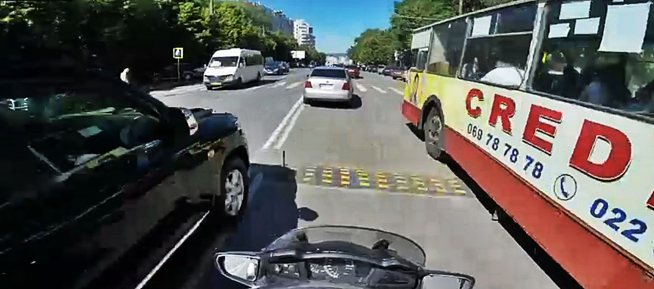 Conducătorul unui Jeep s-a enervat pe un motociclist.