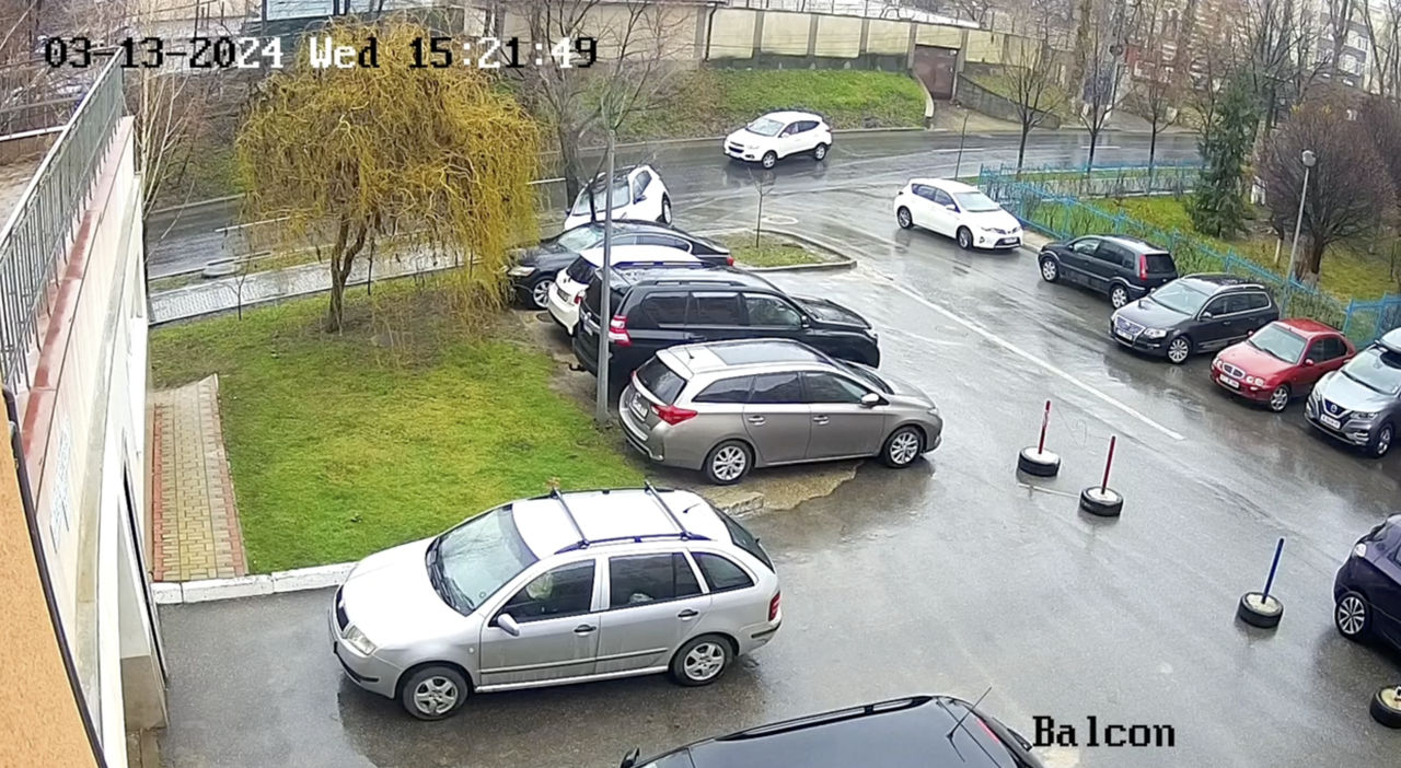 В Кишиневе автомобиль вылетел с дороги и снес дерево.