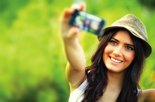 Fericirea poate fi analizată şi în baza fotografiilor postate pe platforma online Instagram.