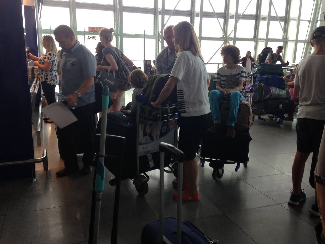 Călătorie de coșmar: 40 de moldoveni, blocați pe un aeroport din Varșovia