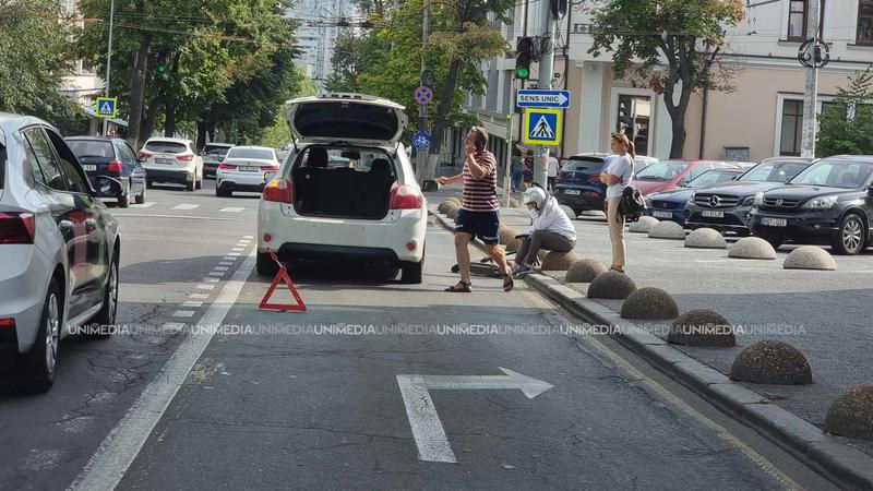 В Кишиневе водитель автомобиля сбил женщину, ехавшую на самокате.