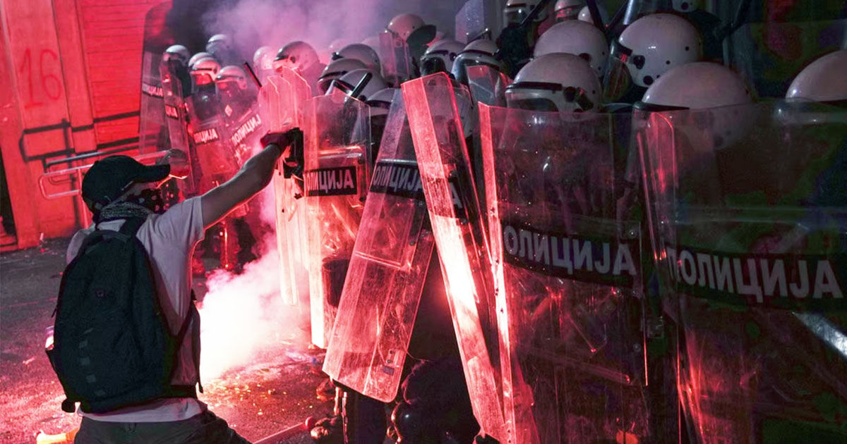 В Сербии полиция разогнала протестующих слезоточивым газом.