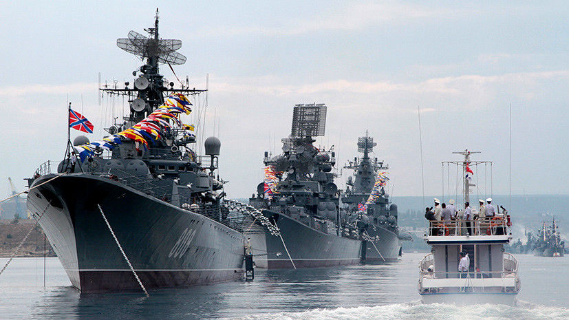На празднование дня ВМФ в Петербург со всей страны съехались ветераны военно-морского флота. 