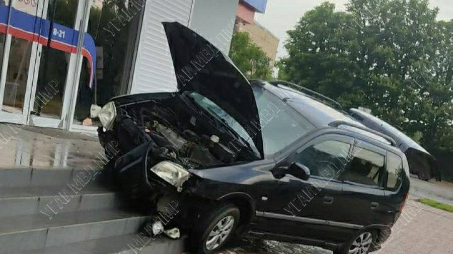 В Слободзейском районе автомобиль въехал в супермаркет.