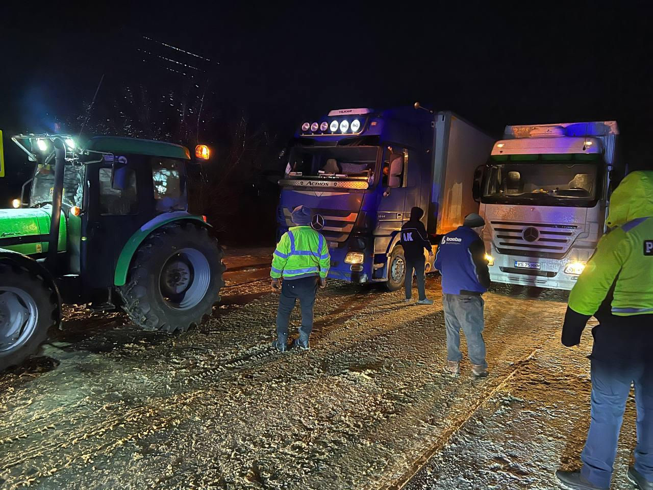 Noapte dificilă la Tudora: Mai multe camioane, blocate din cauza ghețușului.