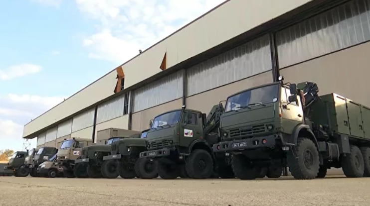 Колонна техники с российскими военными медиками начала марш в Бергамо.