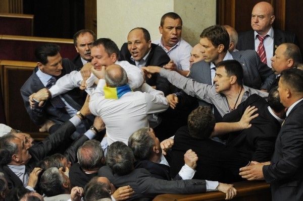 Deputatii din opozitie se opun intreruperii lucrarilor Parlamentului pâna vineri dupa-amiaza.