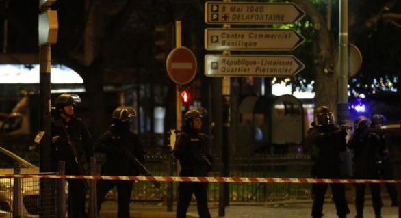 Focuri de armă au fost auzite în cartier timp de peste o oră, locuitorii fiind avertizaţi să rămână în case.