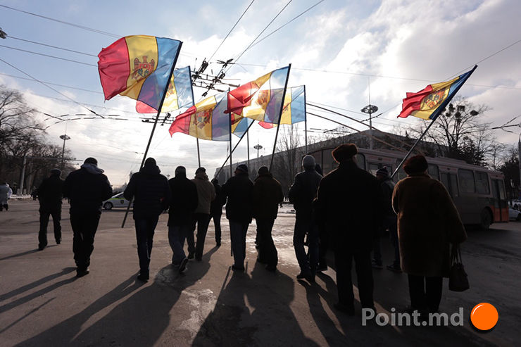 В настоящее время колонна протестующих движется к улице Каля Ешилор.