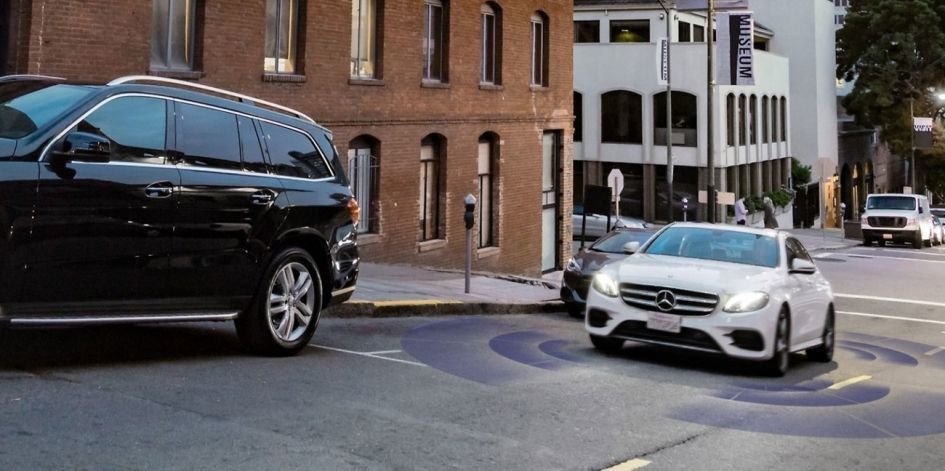 Идеальное авто: Mercedes начал сообщать водителям о ямах на дороге.