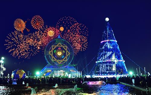 Самую высокую новогоднюю елку СНГ установили в Ашхабаде.