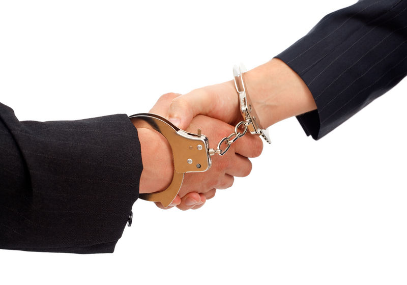 Poliţiştii sunt bănuiţi că ar fi pretins de la un bărbat 200 de dolari şi 50 de euro pentru muşamalizarea unui caz. Foto: realitatea.net