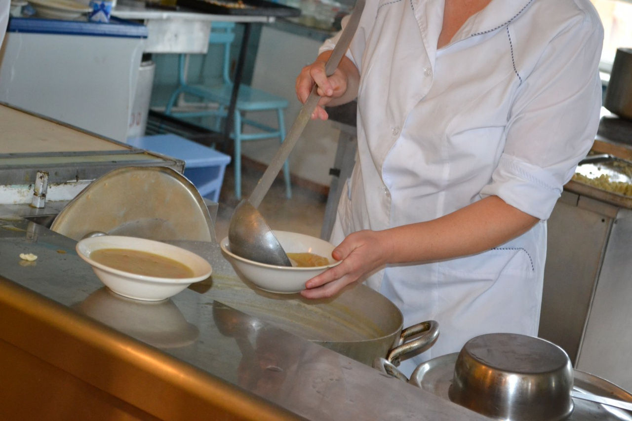 Alimentația gratuită pentru elevii claselor gimnaziale va fi implementată din septembrie 2025.