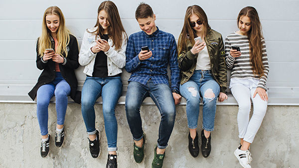 Соцсети и смартфоны не вызывают психических проблем у подростков, считают ученые.